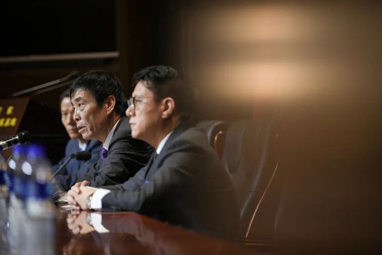 因为讲到索科洛娃，就说她代表人民。